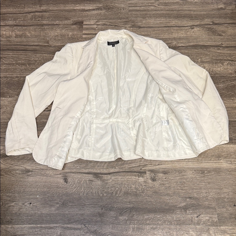 EMILY 
Chic Cream Women's Blazer - Picture 6 of 8